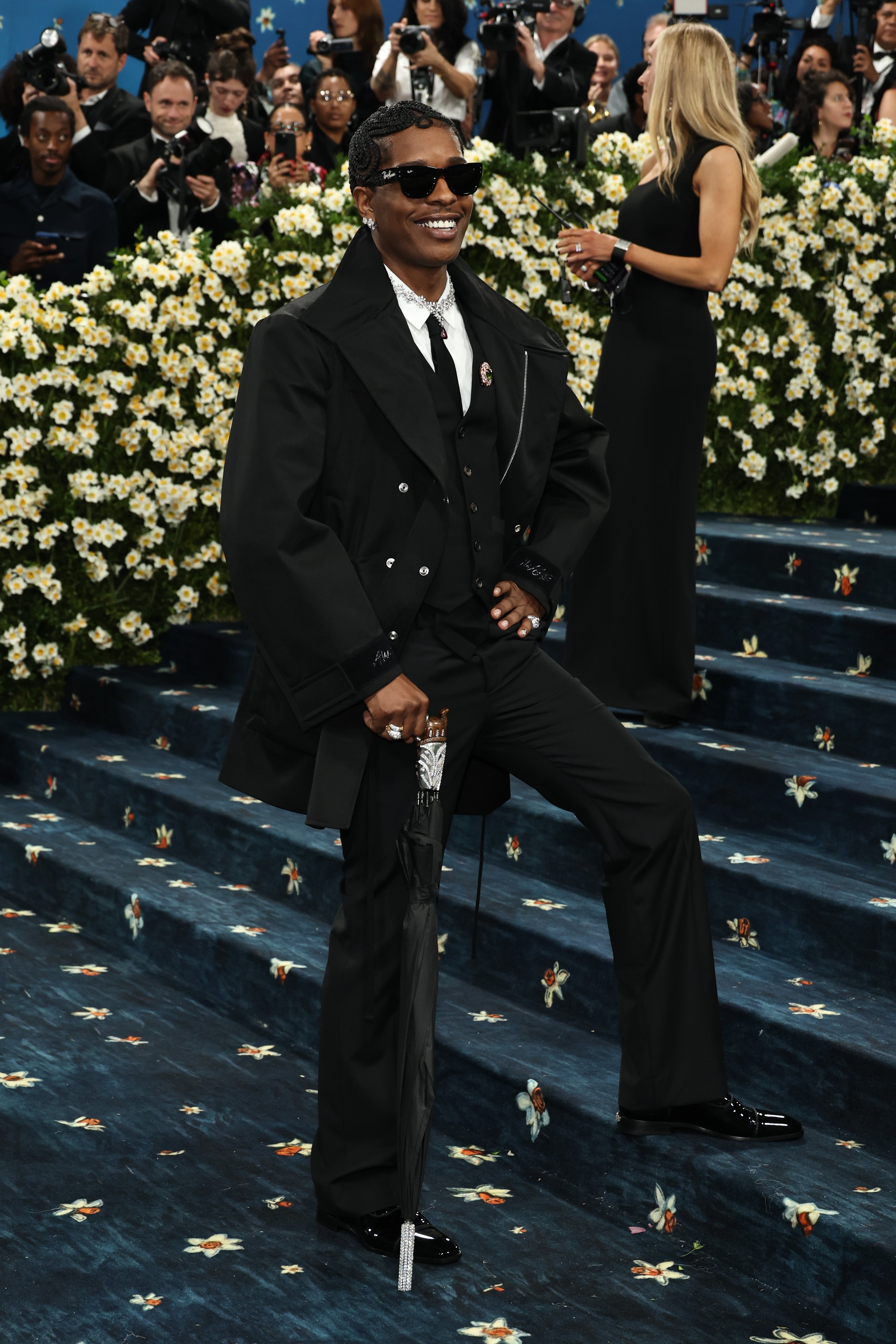 While on the blue carpet, he posed with a Briony Raymond customized umbrella covered in 90 carats-worth of diamonds with a handle shaped like a revolver. This appeared to be a reference to his recent acquittal on gun charges