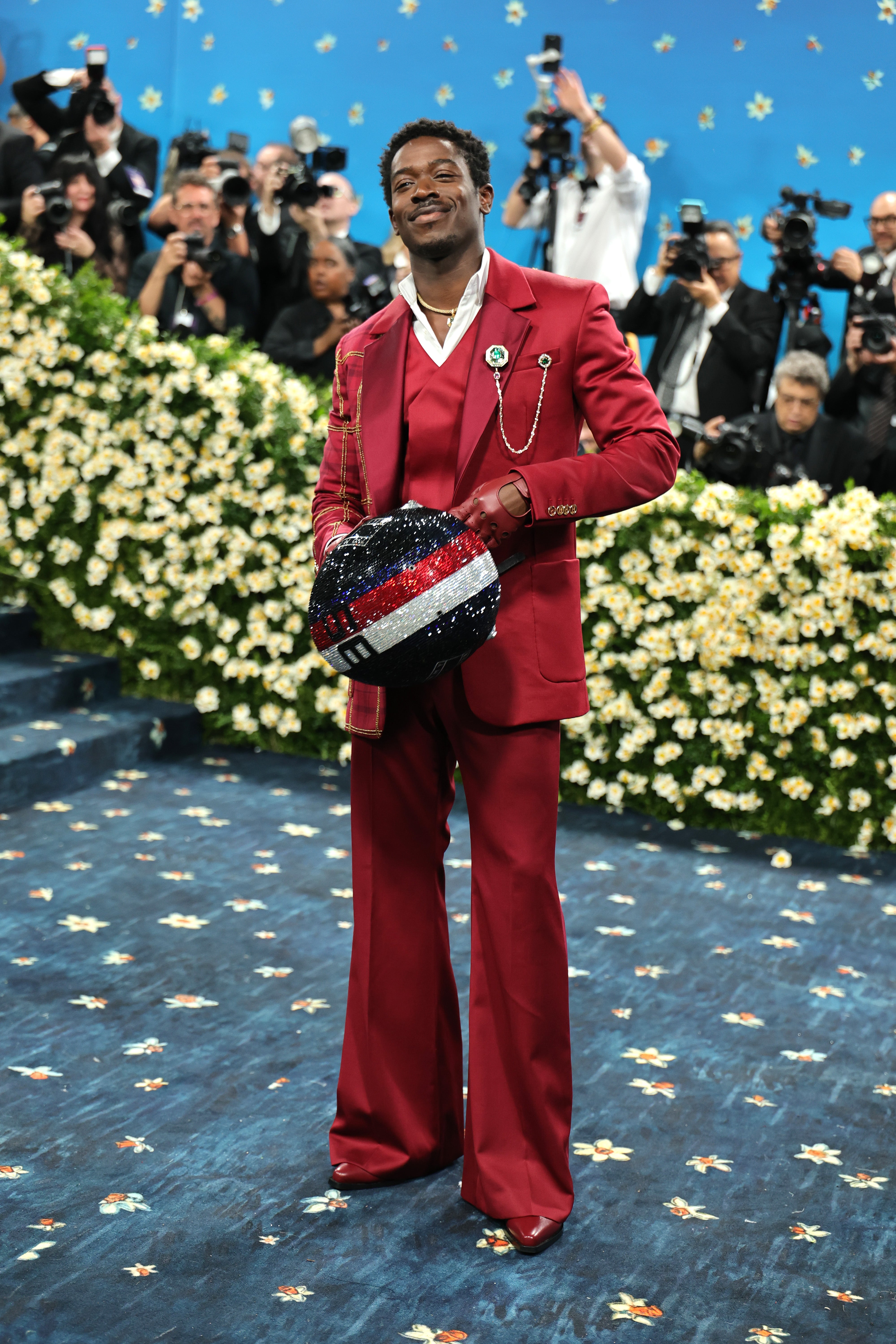 However, Idris's racing set and helmet were removed when he was on the blue carpet, revealing his satin red tuxedo