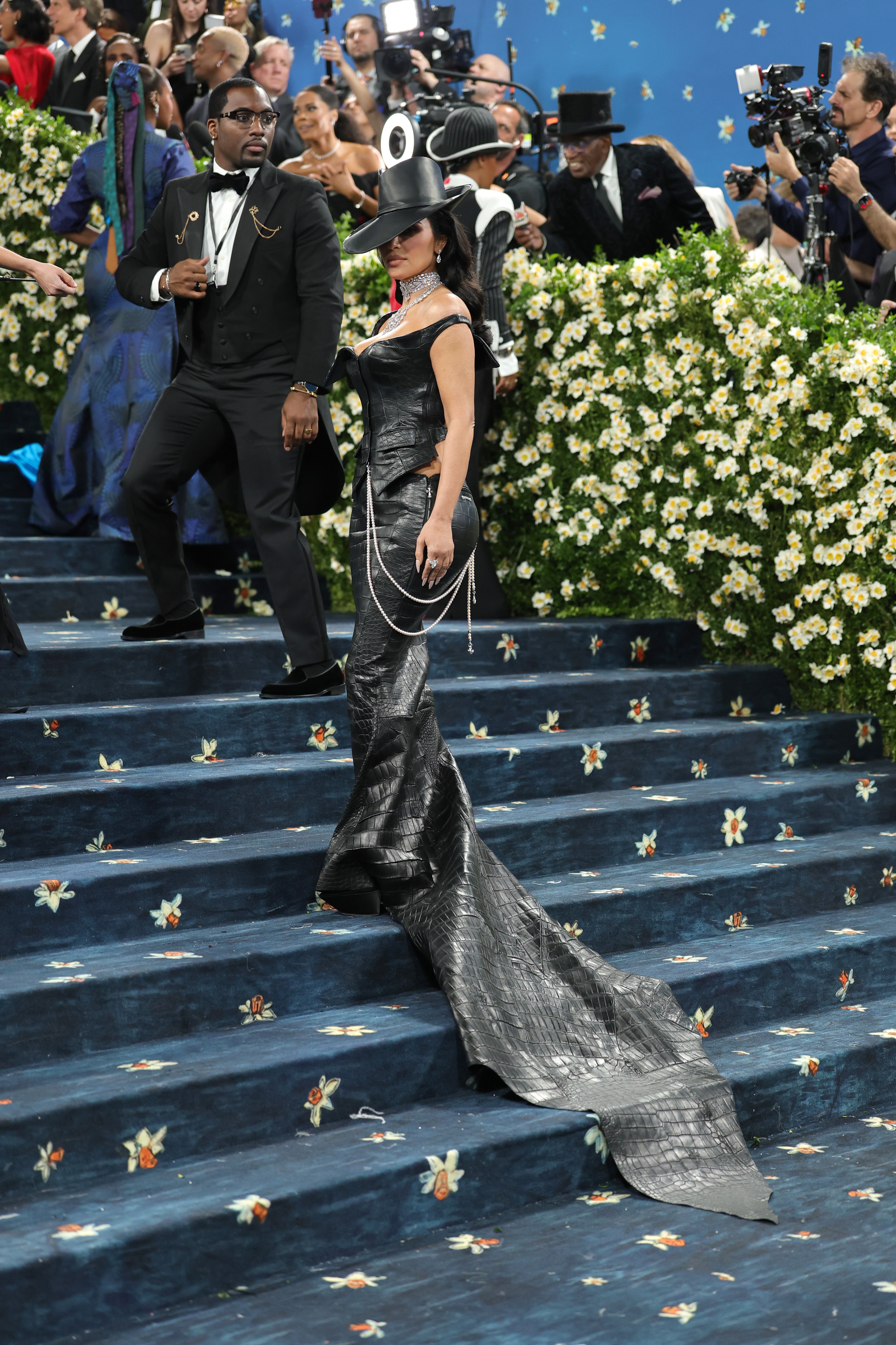 The reality star’s look also came with a long train and silver chains